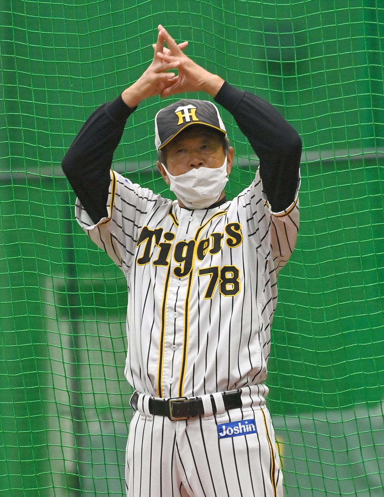 ウエスタン阪神対ソフトバンク　選手の動きをチェックする平田2軍監督（撮影・上田博志）