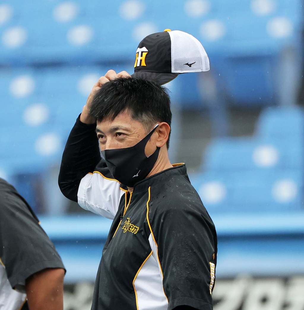 試合前、練習を見る阪神矢野監督（撮影・清水貴仁）