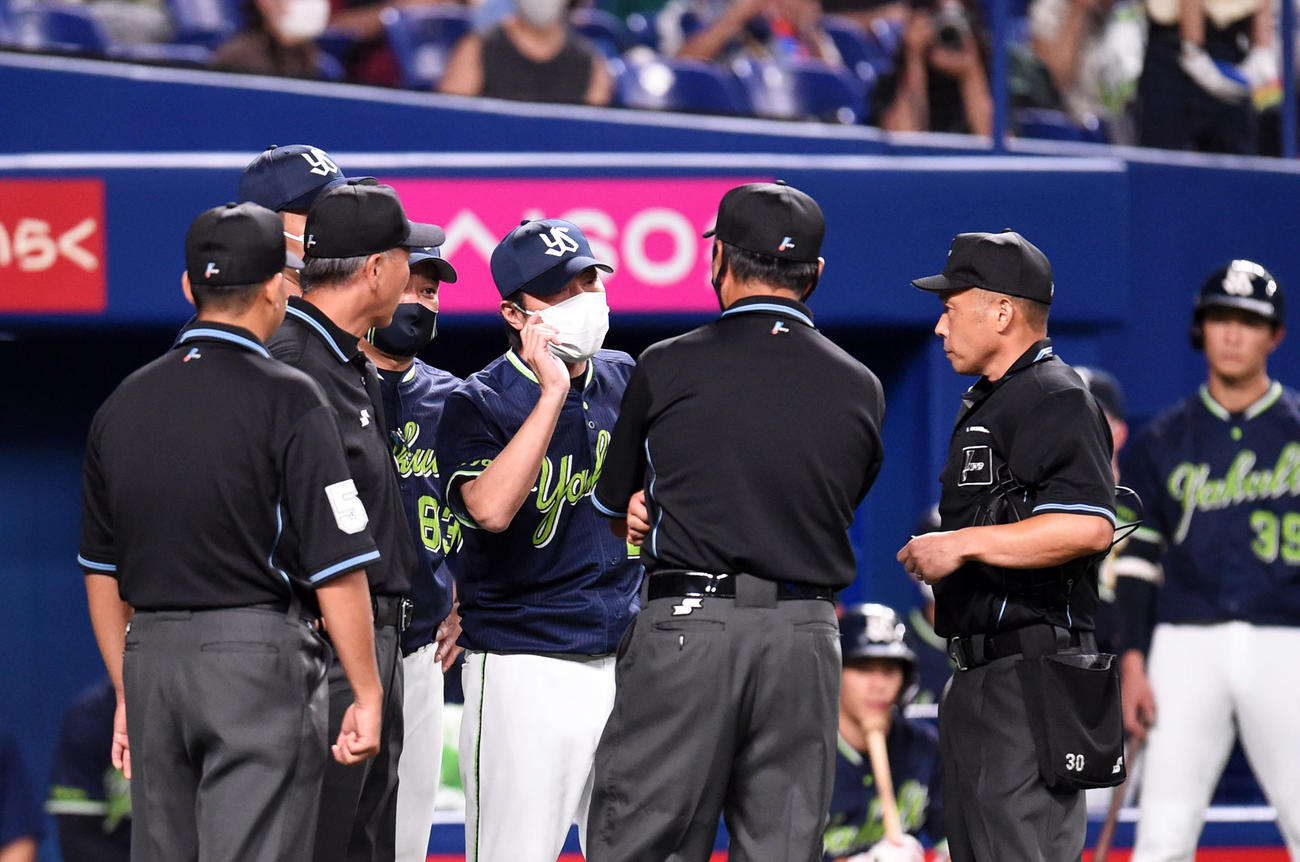 13日中日戦で試合終了となった判定に猛抗議をする高津監督（中央）