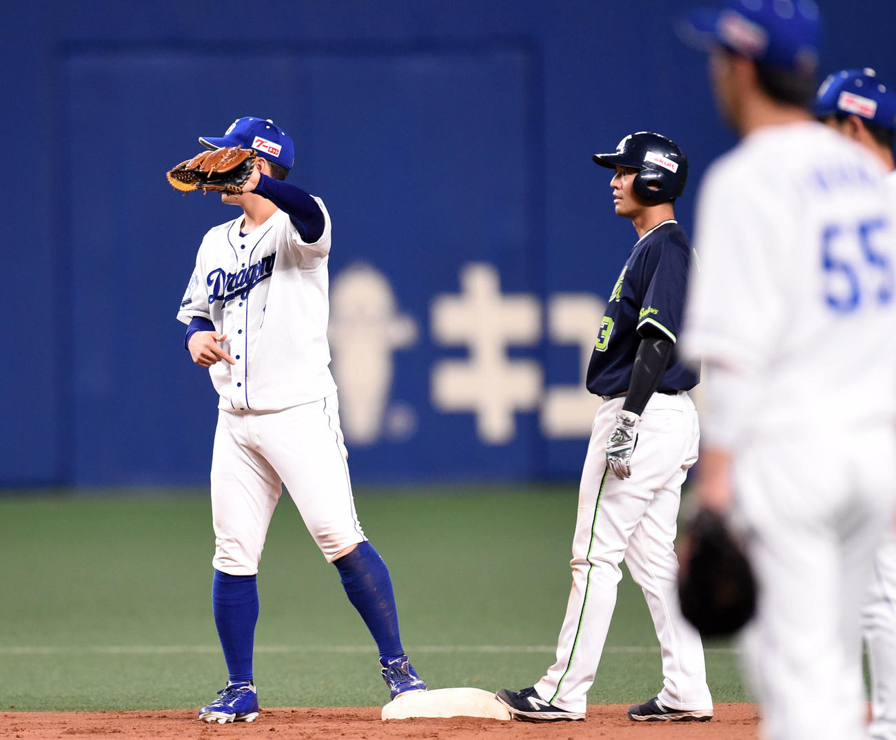 13日中日－ヤクルト戦の9回表1死一、二塁、二塁封殺をアピールする遊撃京田