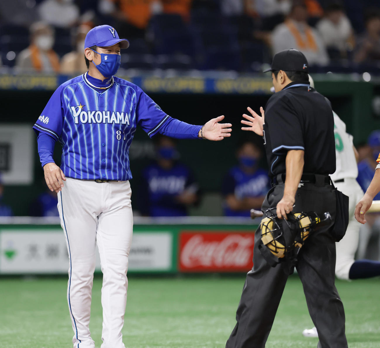 巨人対DeNA 3回表DeNA無死一塁、ロメロの守備妨害判定に対し球審に見解を求める三浦監督（撮影・足立雅史）