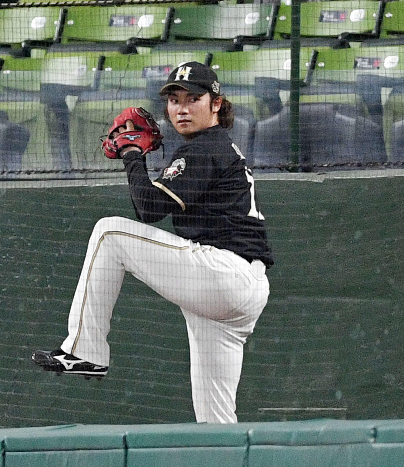 西武対日本ハム　試合前練習のブルペンで調整する日本ハム伊藤（撮影・滝沢徹郎）
