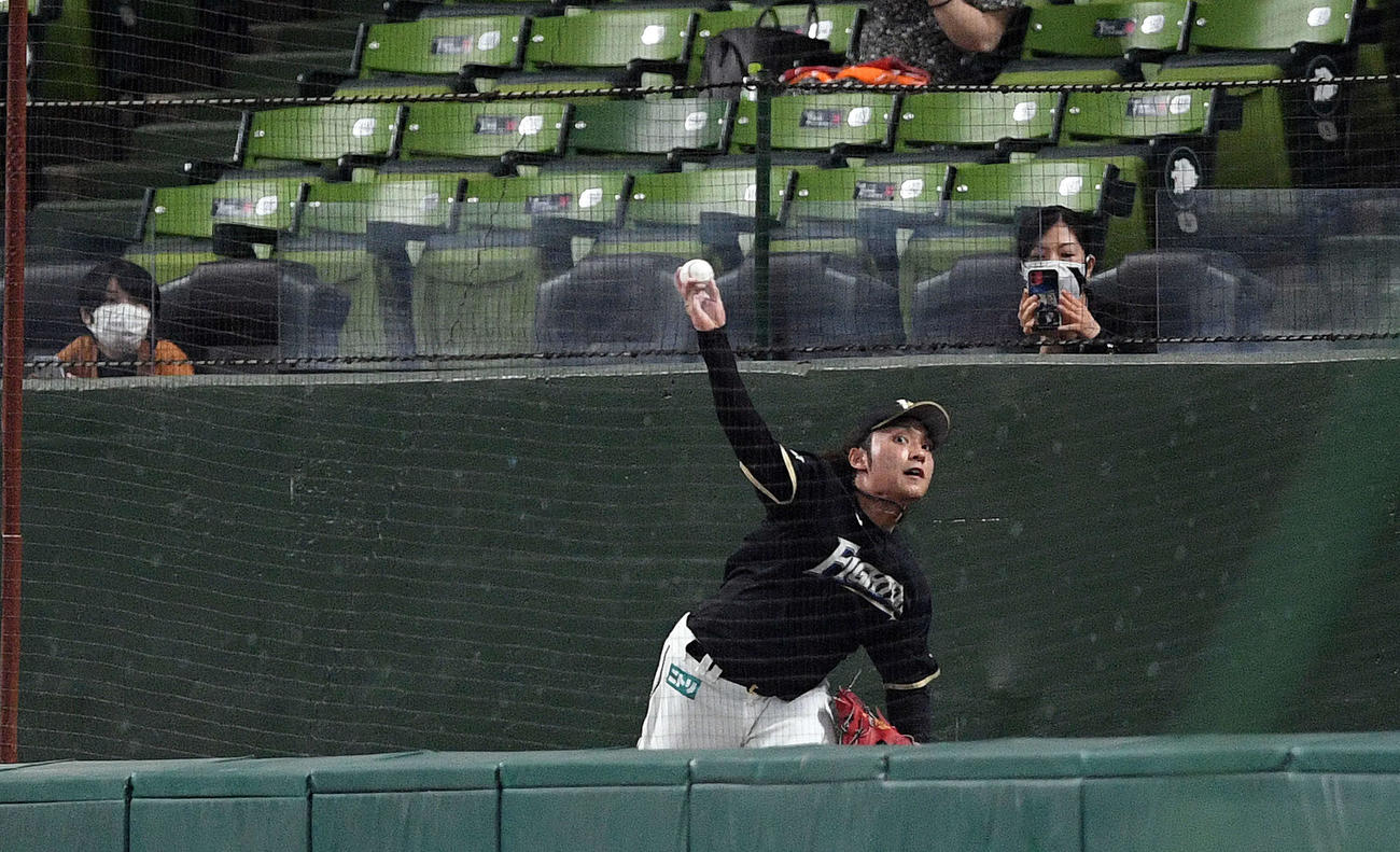 西武対日本ハム　試合前練習のブルペンで調整する日本ハム伊藤（撮影・滝沢徹郎）