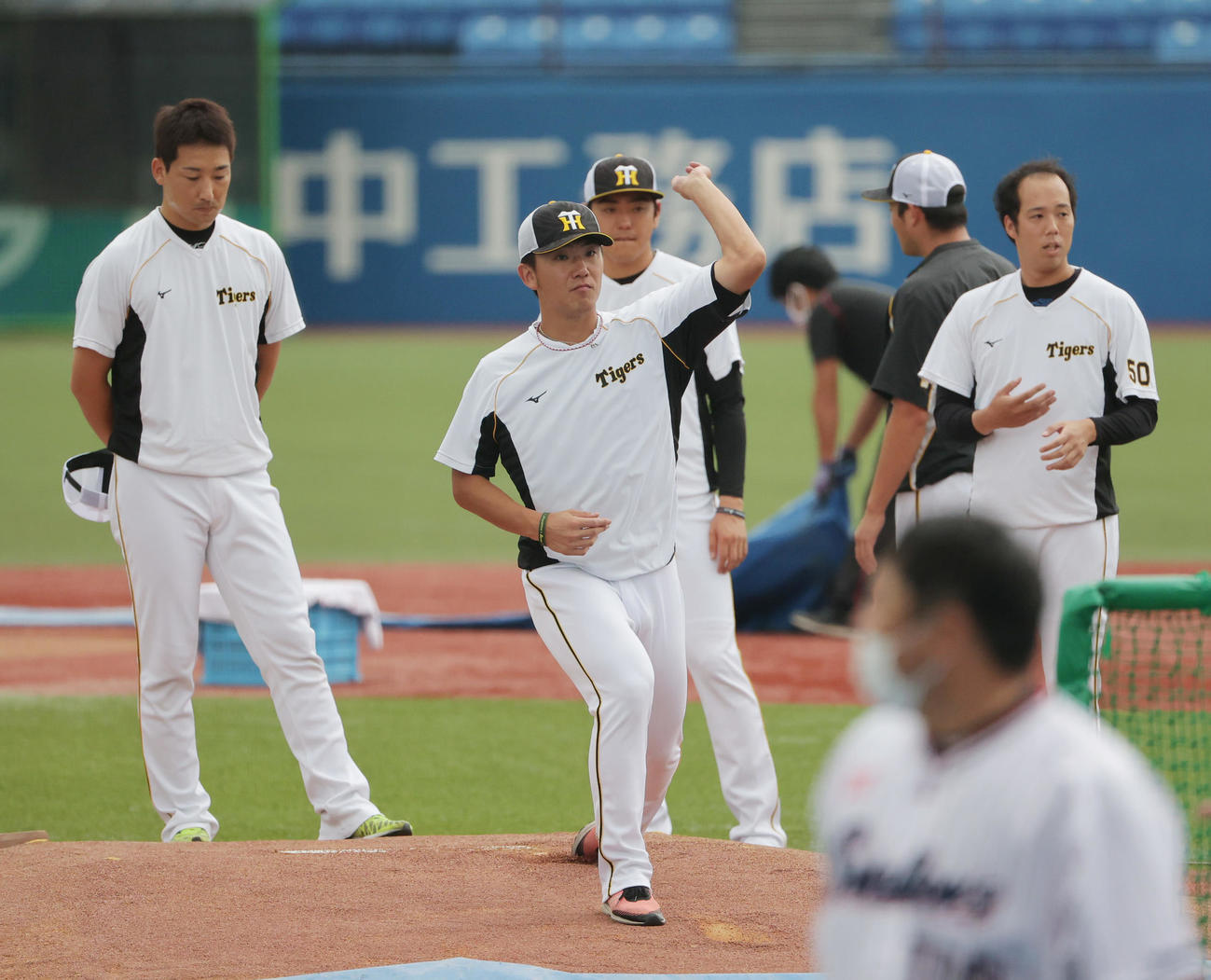 ヤクルト対阪神　試合前、マウンドを確かめる阪神伊藤将（撮影・清水貴仁）