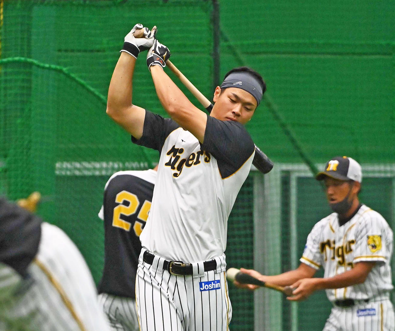 スイングを確認する佐藤輝（撮影・上田博志）