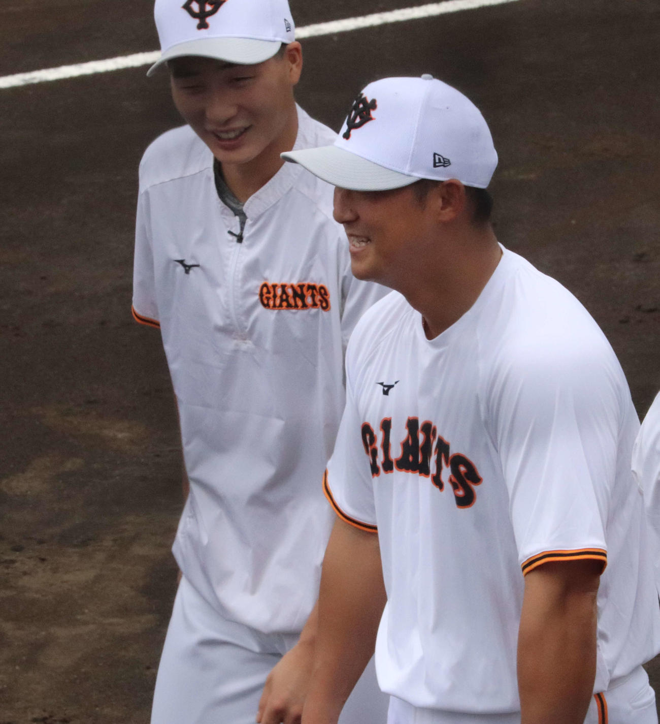 イースタン・リーグ楽天の試合前練習で笑顔を見せる巨人中田（右）と広岡（左）（撮影・小早川宗一郎）