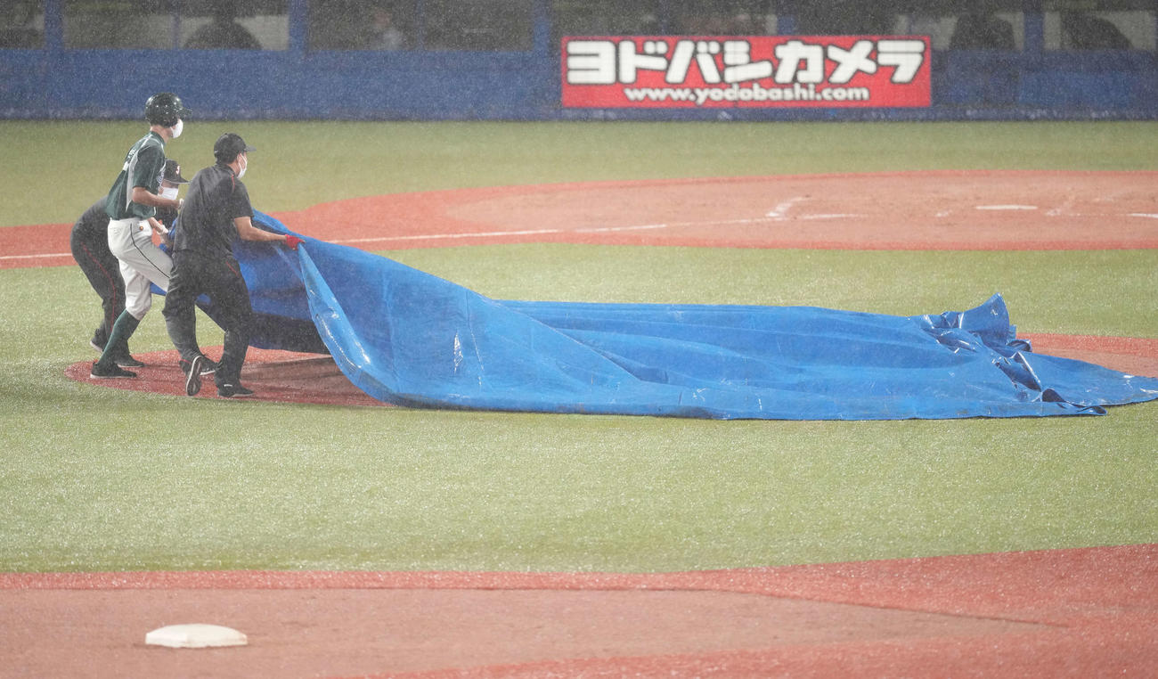 ヤクルト対阪神　4回表途中で雨脚が強まり試合が中断し、マウンドにシートがかけられる（撮影・鈴木みどり）