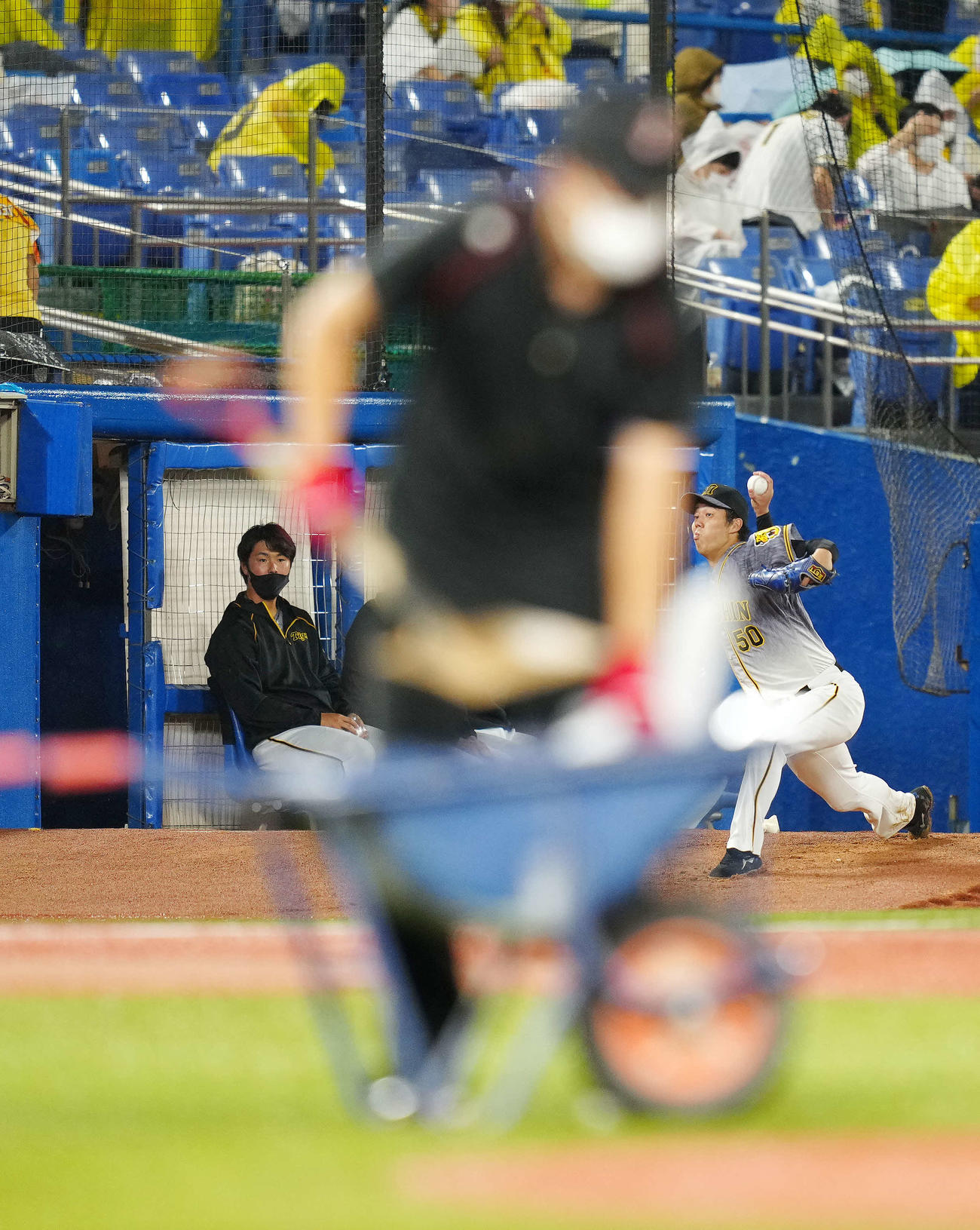 ヤクルト対阪神　4回表、降雨中断中、ブルペンで再開を待つ阪神先発の青柳（右）（撮影・江口和貴）