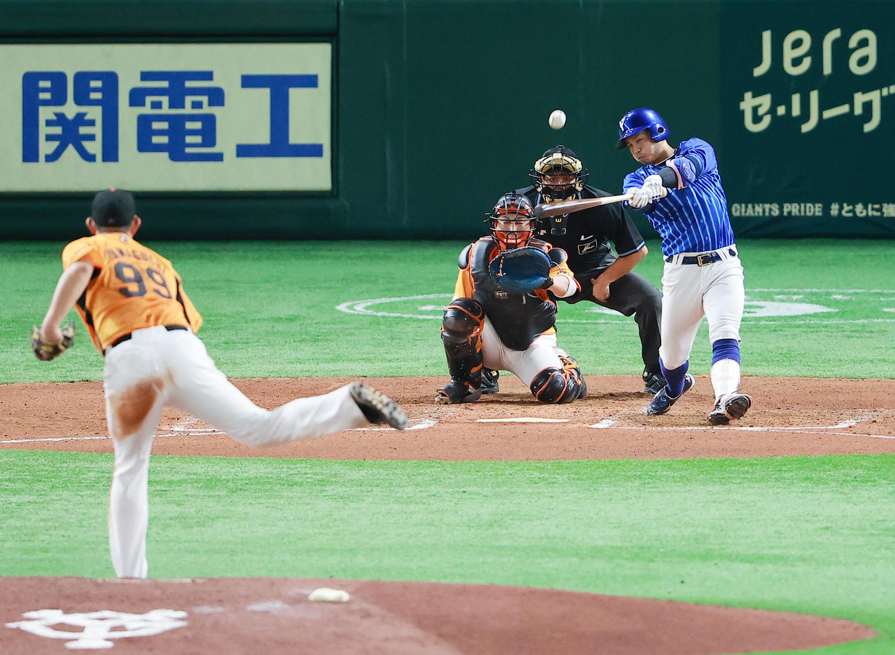 巨人対DeNA 6回表DeNA無死、山口から左越え本塁打を放つ桑原（撮影・野上伸悟）