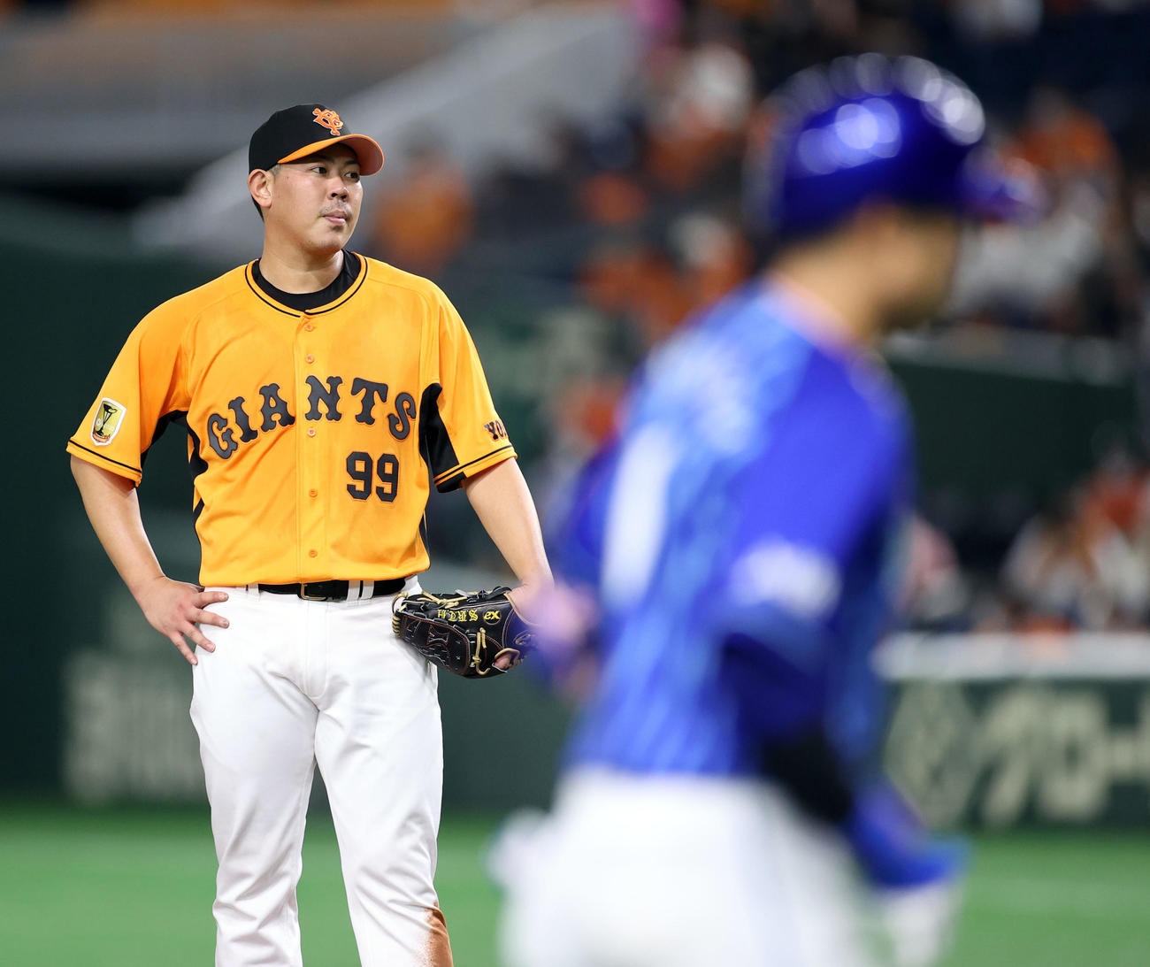 巨人対DeNA 6回表DeNA無死、桑原（手前）にソロ本塁打を打たれる山口（撮影・狩俣裕三）