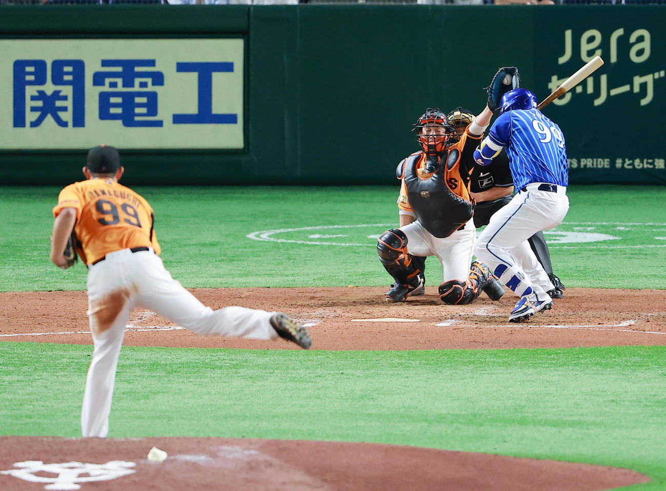 巨人対DeNA 7回表DeNA1死、山口から頭部付近への死球を受けるソト。山口は危険球退場となる。捕手小林（撮影・野上伸悟）