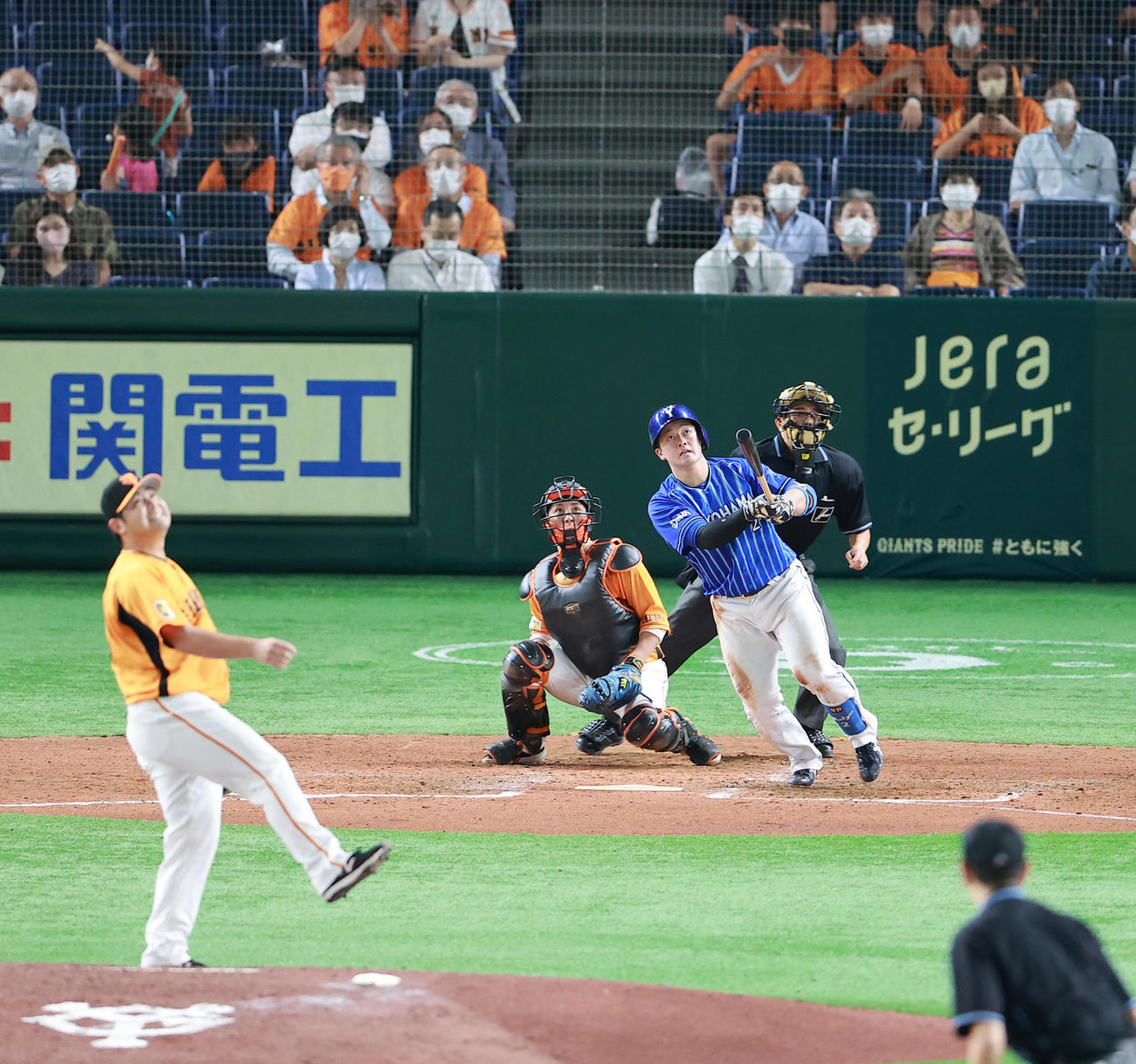 巨人対DeNA 7回表DeNA1死一塁、田中豊から左越え2点本塁打を放つ牧（撮影・野上伸悟）