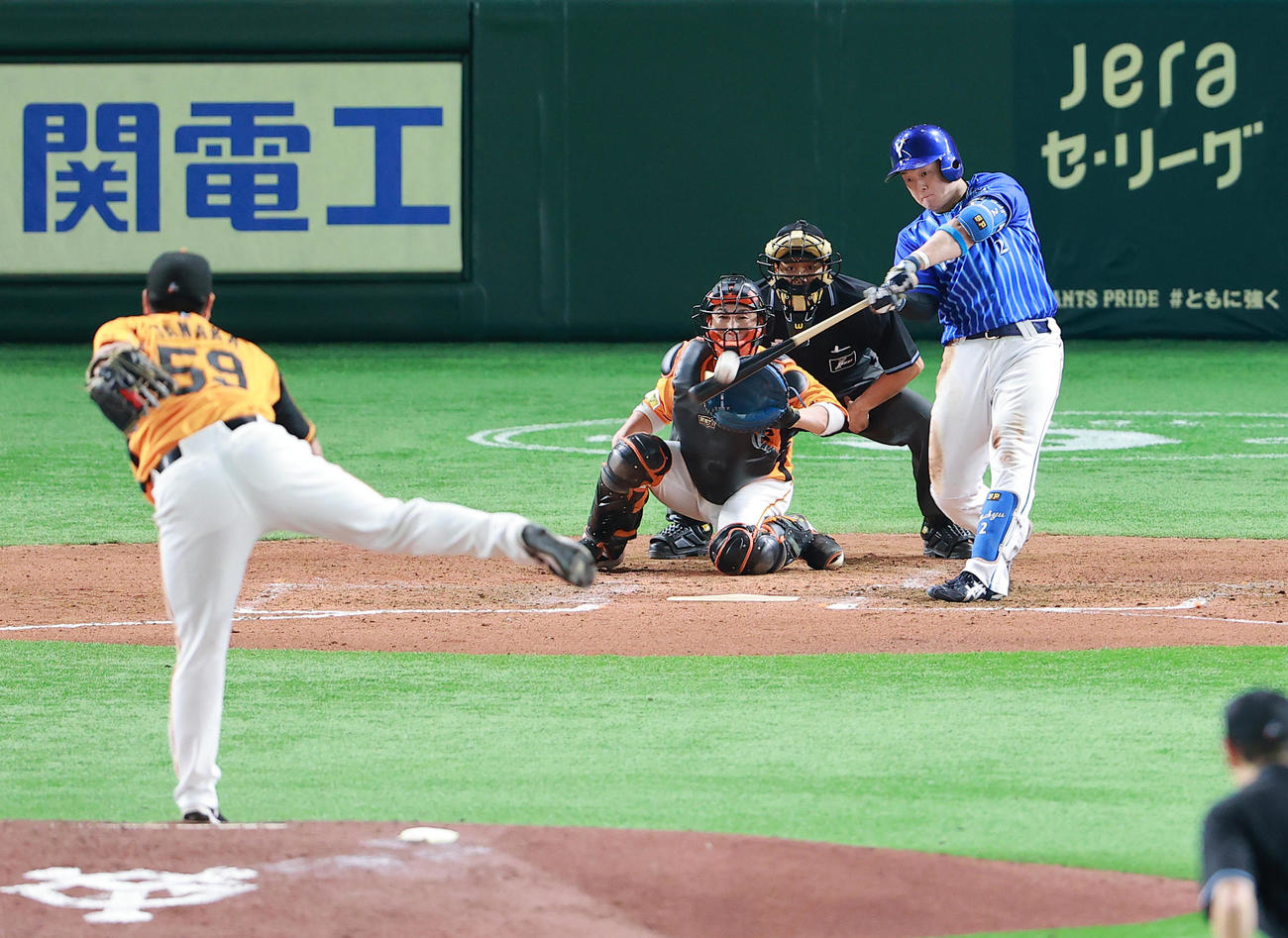 巨人対DeNA 7回表DeNA1死一塁、田中豊から左越え2点本塁打を放つ牧（撮影・野上伸悟）