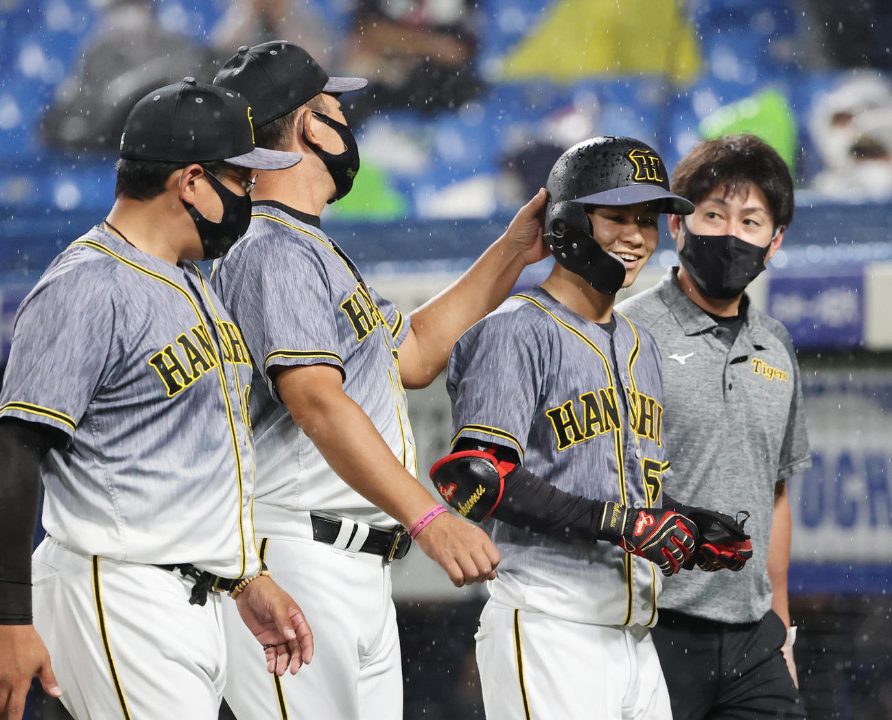 ヤクルト対阪神　5回表阪神無死、ヤクルトスアレスから頭部に死球を受ける中野（撮影・清水貴仁）