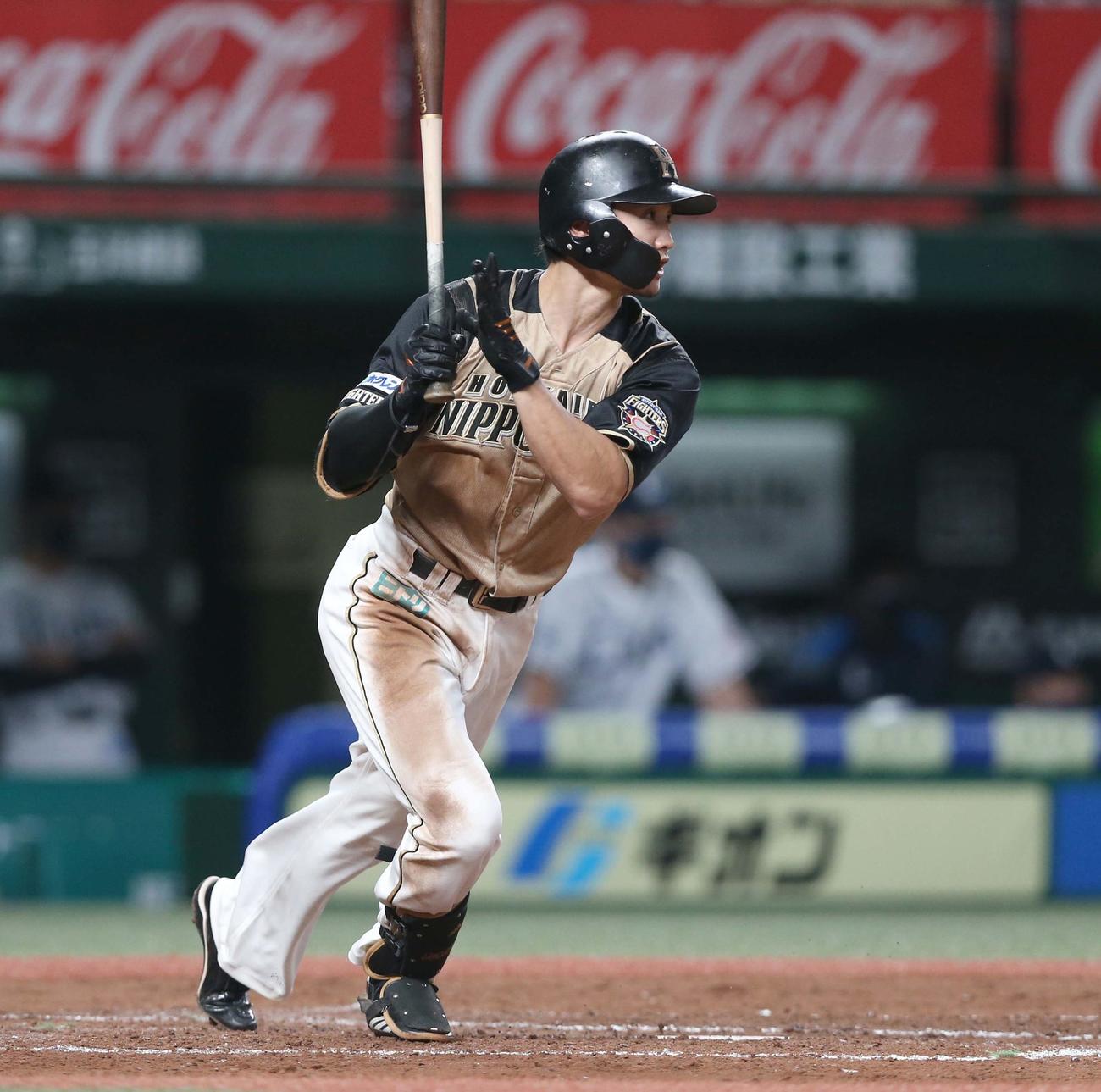西武対日本ハム　3回表日本ハム無死一塁、右中間に適時二塁打を放つ西川（撮影・黒川智章）