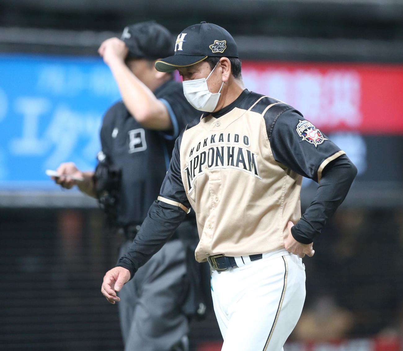 西武対日本ハム　3回裏、投手交代を告げる栗山監督（撮影・黒川智章）