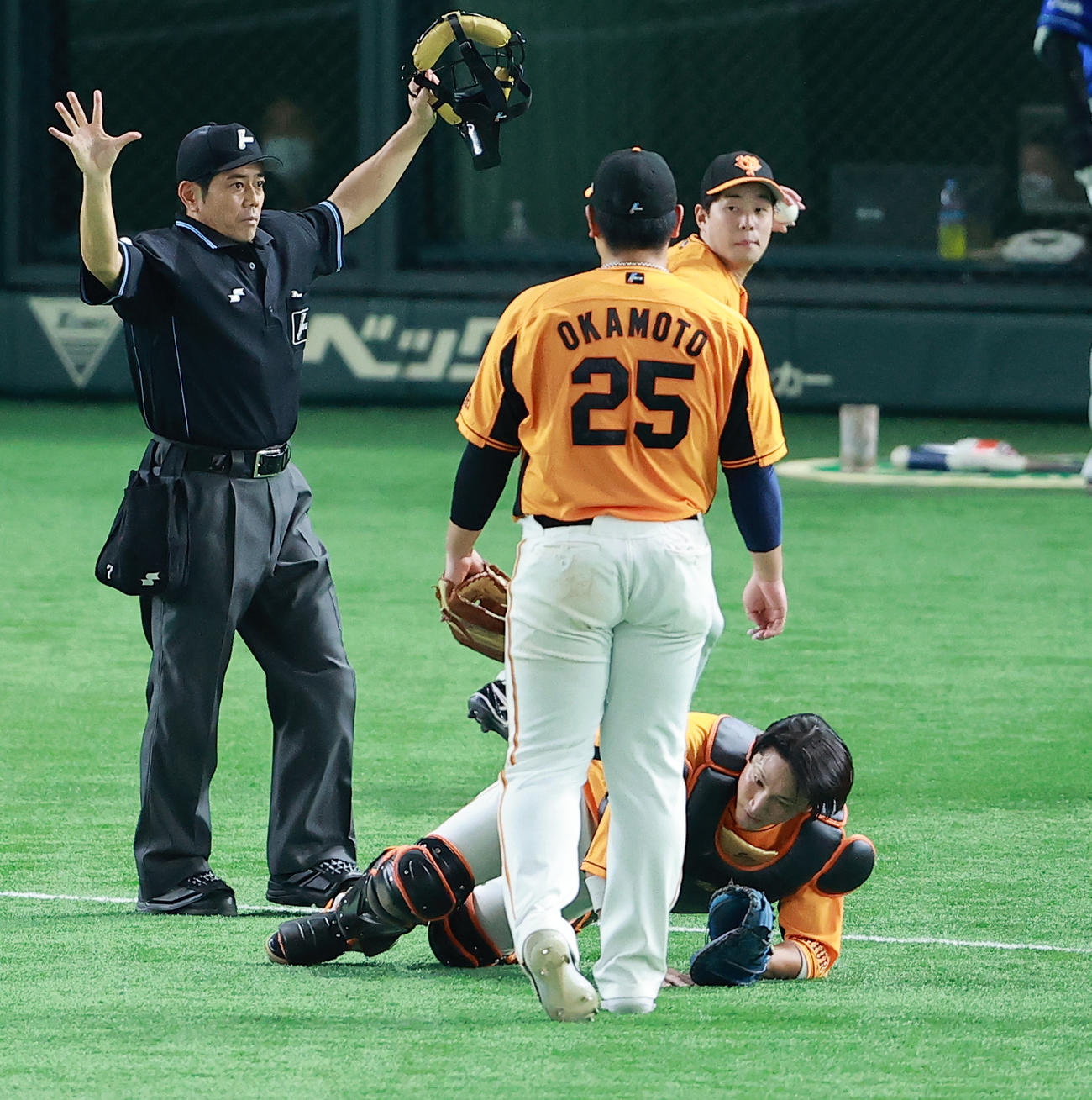巨人対DeNA 8回表DeNA1死、柴田の飛球を譲りあい、ファールとする小林（奥）と岡本和（撮影・野上伸悟）