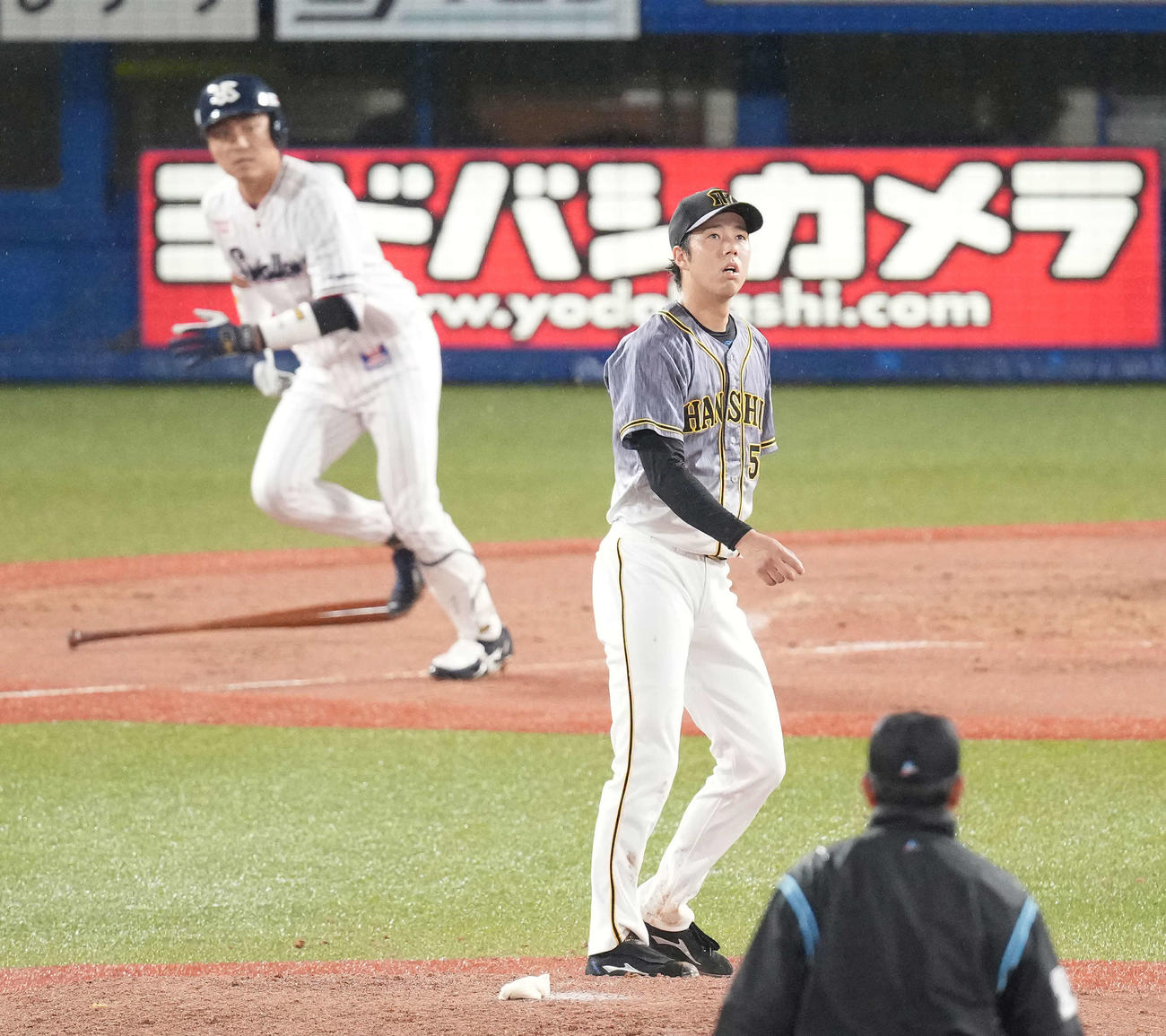 ヤクルト対阪神　4回裏ヤクルト1死一塁、中村に左適時二塁打を浴びる青柳（撮影・鈴木みどり）