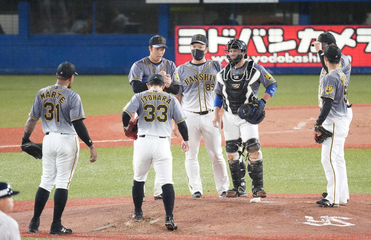 ヤクルト対阪神　4回裏ヤクルト1死一塁、中村に左適時二塁打を浴びた後、青柳（中央左）のもとに集まるナイン（撮影・鈴木みどり）
