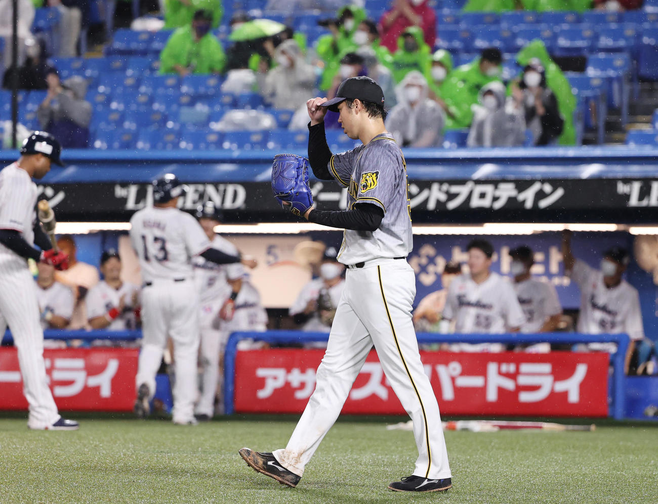 ヤクルト対阪神　4回裏ヤクルト1死一塁、青柳は中村に適時二塁打を浴び、2点目を失う（撮影・清水貴仁）