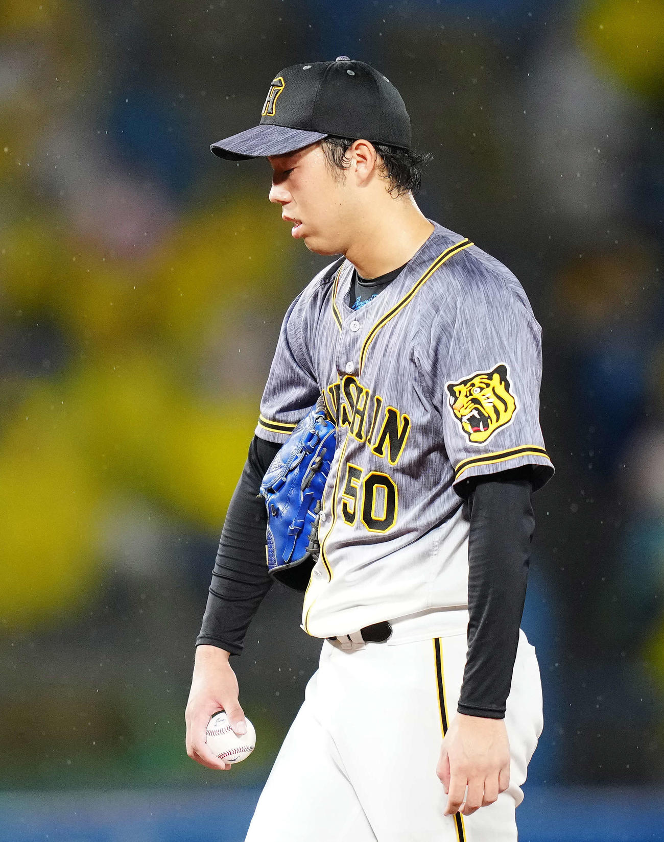 ヤクルト対阪神　4回裏、厳しい表情を見せる阪神先発の青柳（撮影・江口和貴）