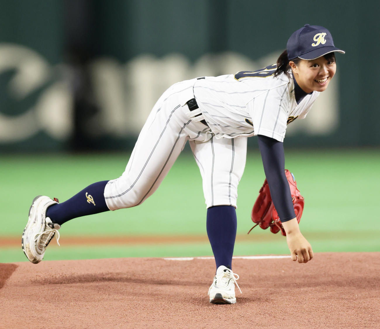 巨人－DeNA戦で始球式を務めた神戸弘陵・島野（撮影・足立雅史）