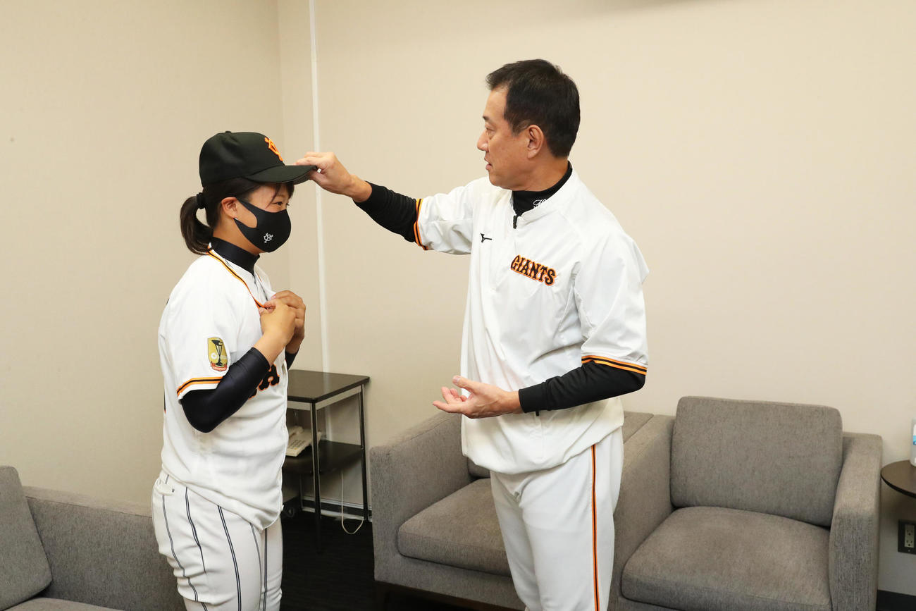 始球式を前に巨人原監督（右）に帽子をかぶせてもらう神戸弘陵・島野（球団提供）