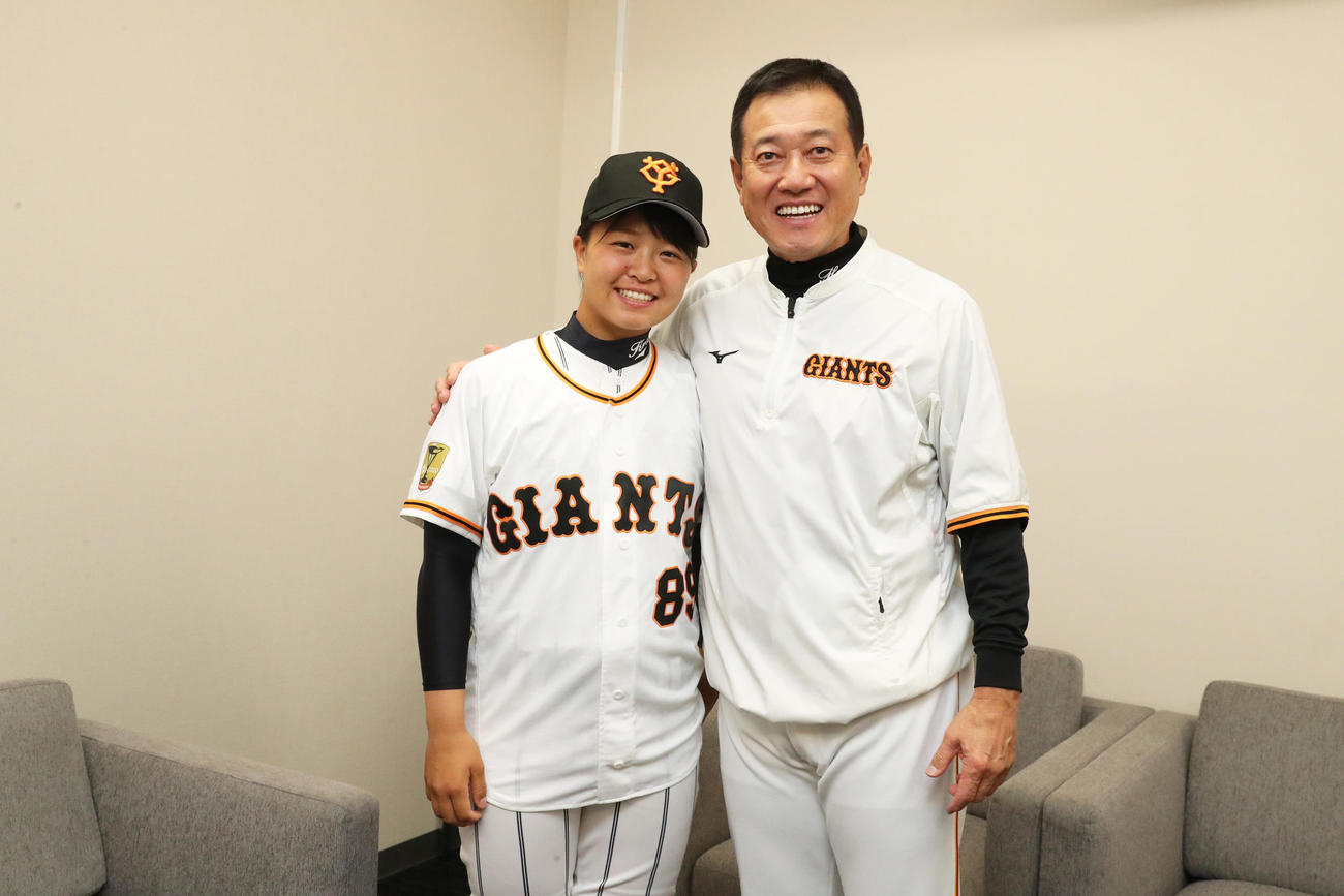 始球式を前に巨人原監督（右）との記念撮影に笑顔を見せる神戸弘陵・島野（球団提供）