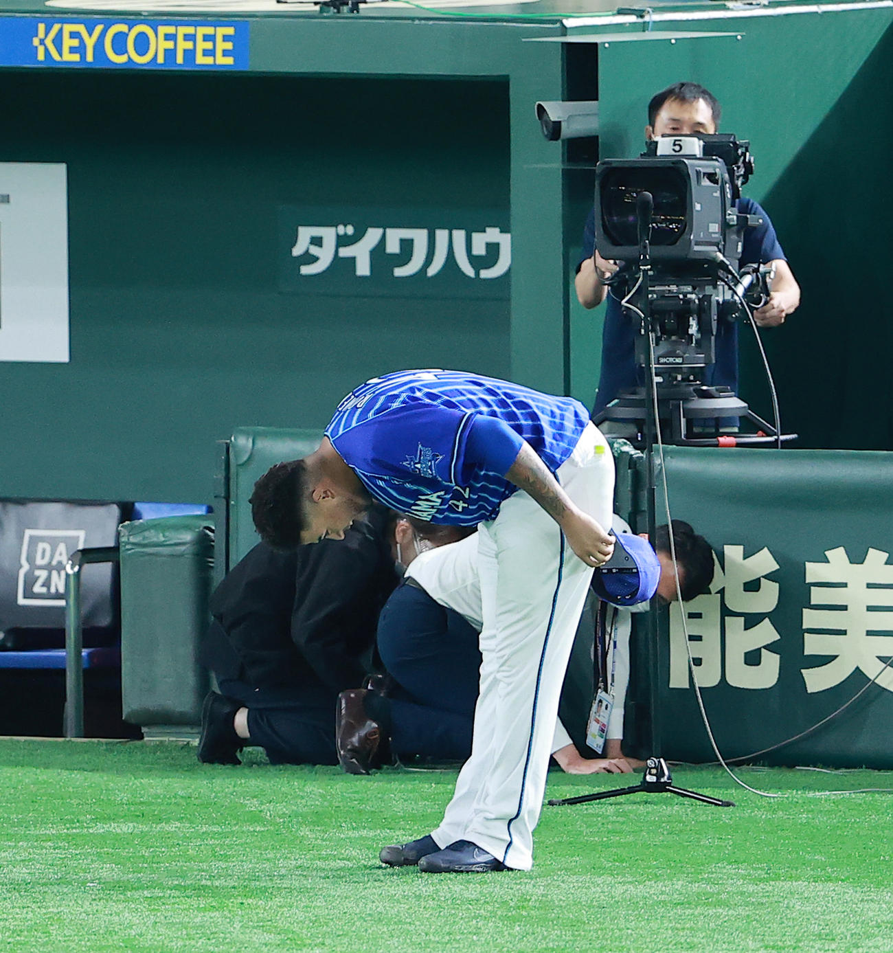 巨人対DeNA 2勝目を挙げたDeNAロメロは、ヒーローインタビューを終え深々とお辞儀をしてファンに感謝（撮影・野上伸悟）