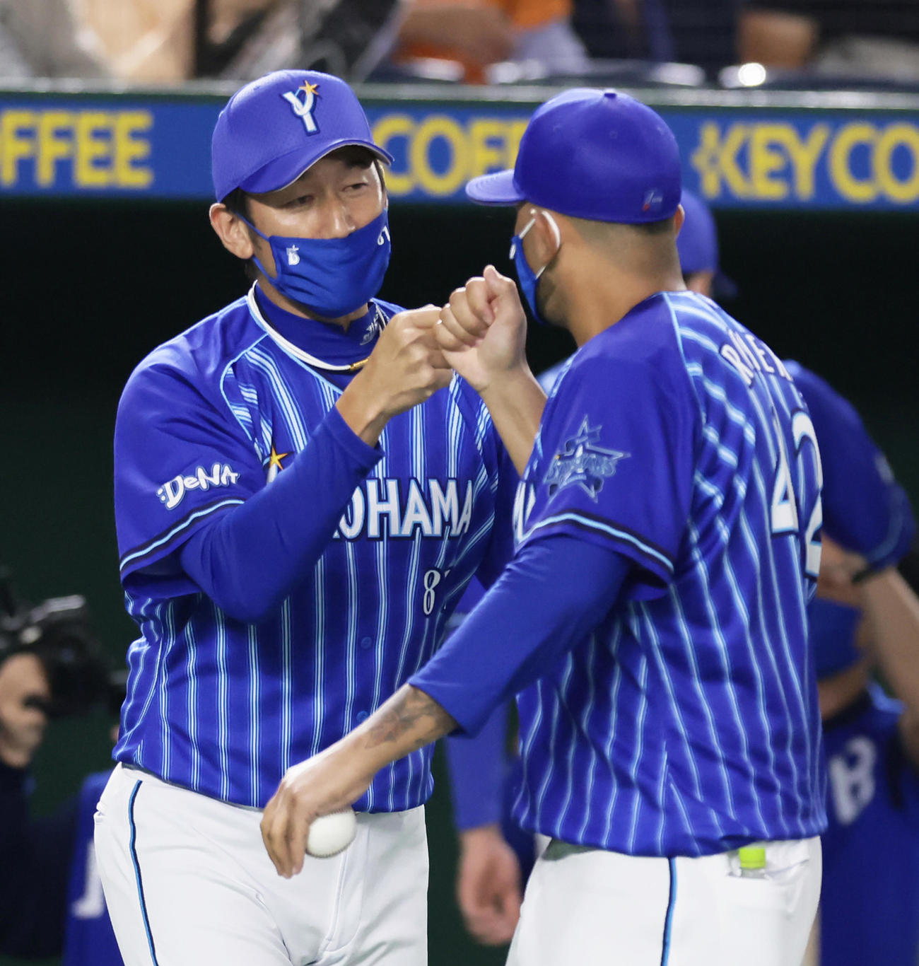 巨人対DeNA 8回途中2失点で勝利を挙げたDeNAロメロ（右）とタッチを交わす三浦監督（撮影・足立雅史）