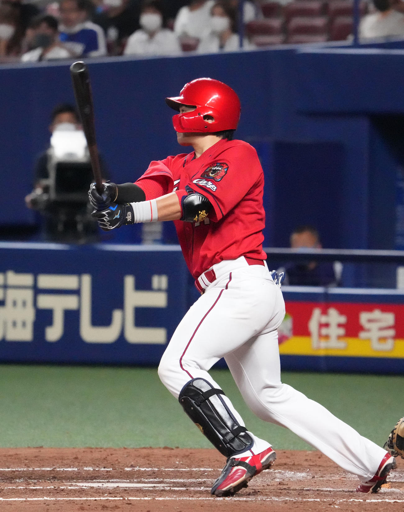 中日対広島　4回表広島2死一、三塁、中前適時打を放つ会沢（撮影・森本幸一）