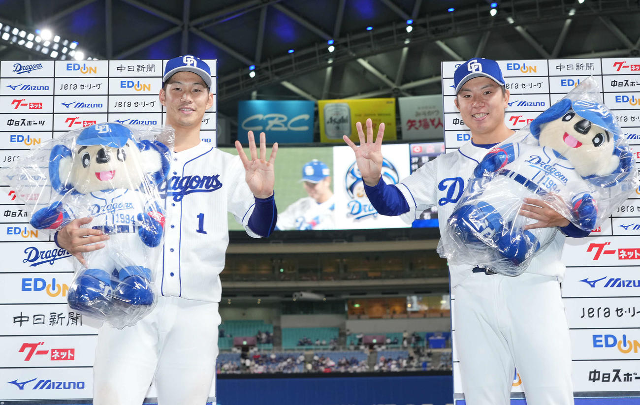 4安打の中日京田（左）と4勝目の松葉はお立ち台で「4」ポーズ（撮影・森本幸一）