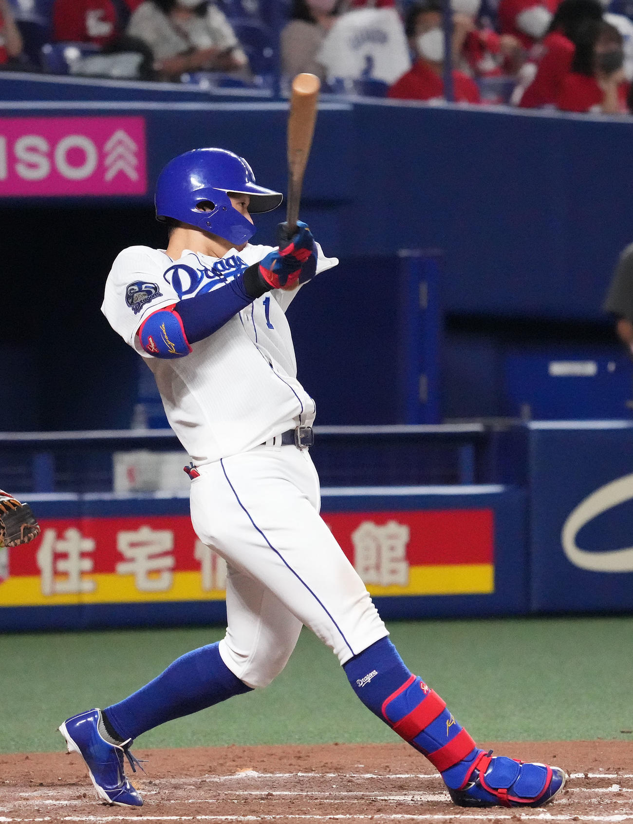 8回裏中日1死満塁、京田は右前適時打を放つ（撮影・森本幸一）
