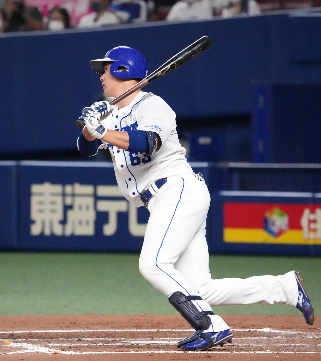 6回裏中日2死満塁、堂上は右中間へ3点適時二塁打を放つ（撮影・森本幸一）