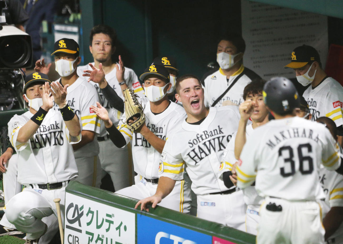 ソフトバンク対ロッテ　1回裏ソフトバンク無死、右越えの本塁打を放った牧原大を祝福するソフトバンクナイン（撮影・屋方直哉）