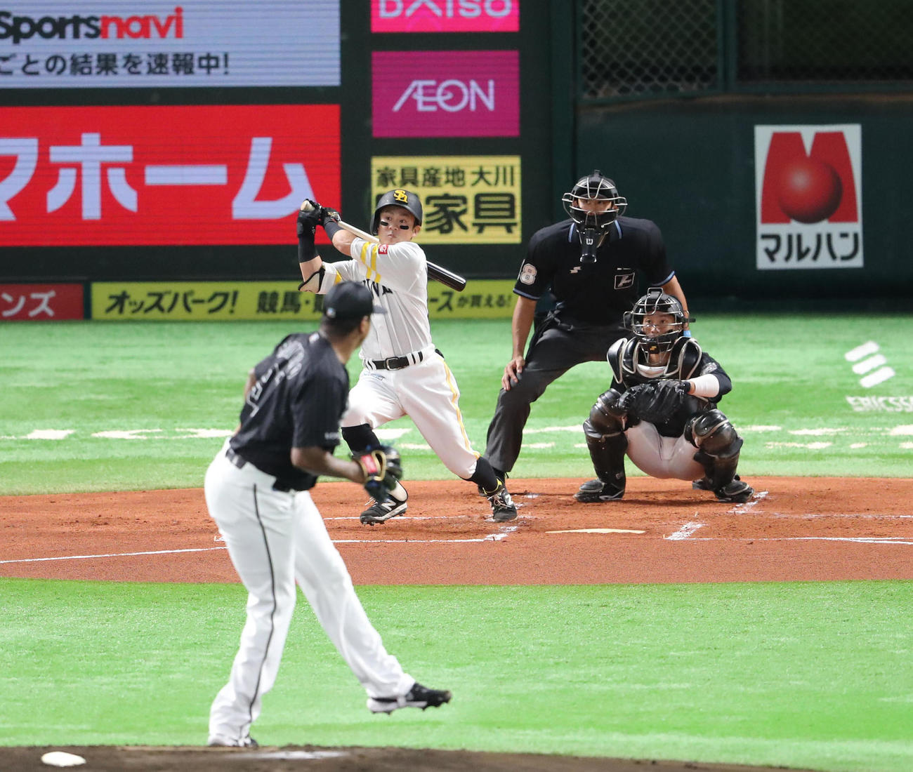 ソフトバンク対ロッテ　1回裏ソフトバンク無死、牧原大は右越えに先制本塁打を放つ（撮影・梅根麻紀）