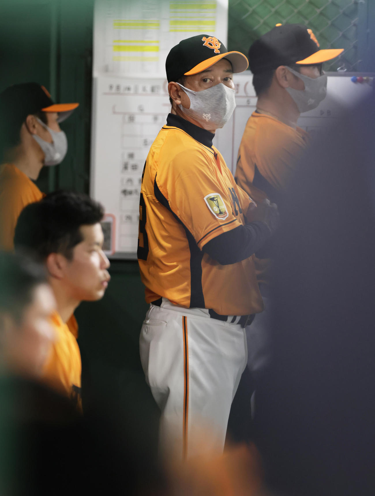 巨人対DeNA　浮かない表情で試合を見つめる巨人原監督（撮影・足立雅史）