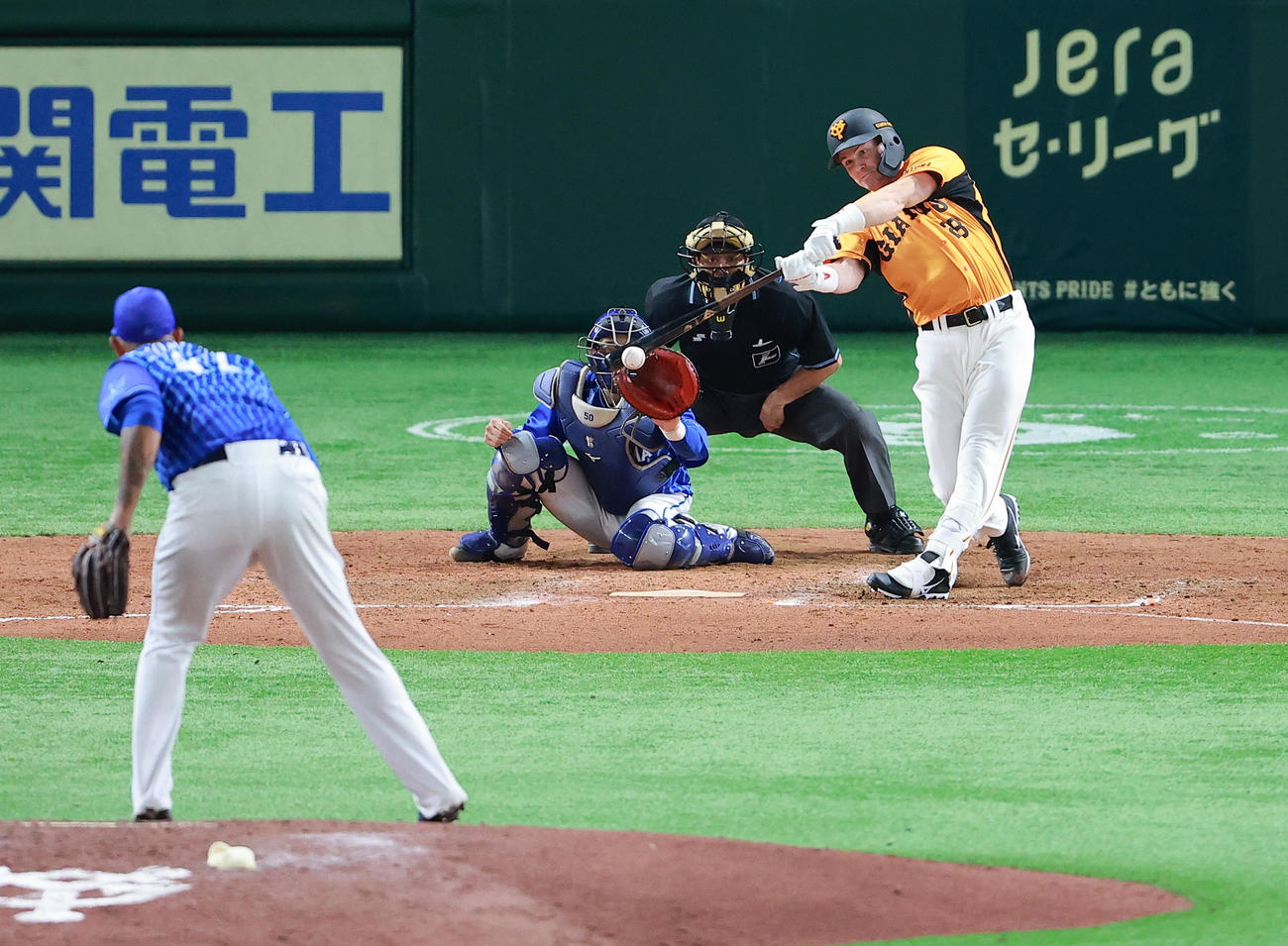 巨人対DeNA 8回裏巨人1死二塁、ロメロから中前適時打を放つハイネマン（撮影・野上伸悟）