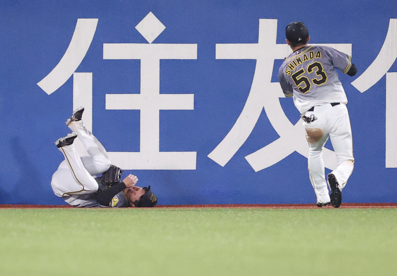 ヤクルト対阪神　8回裏阪神2死一塁、オスナの打球に中堅手近本（左）が捕ることができずフェンスにぶつかる（撮影・清水貴仁）