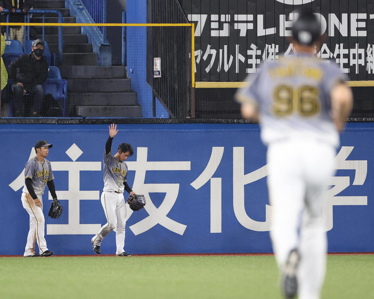 ヤクルト対阪神　8回裏阪神2死一塁、オスナの打球に中堅手近本が捕ることができずフェンスにぶつかる（撮影・清水貴仁）