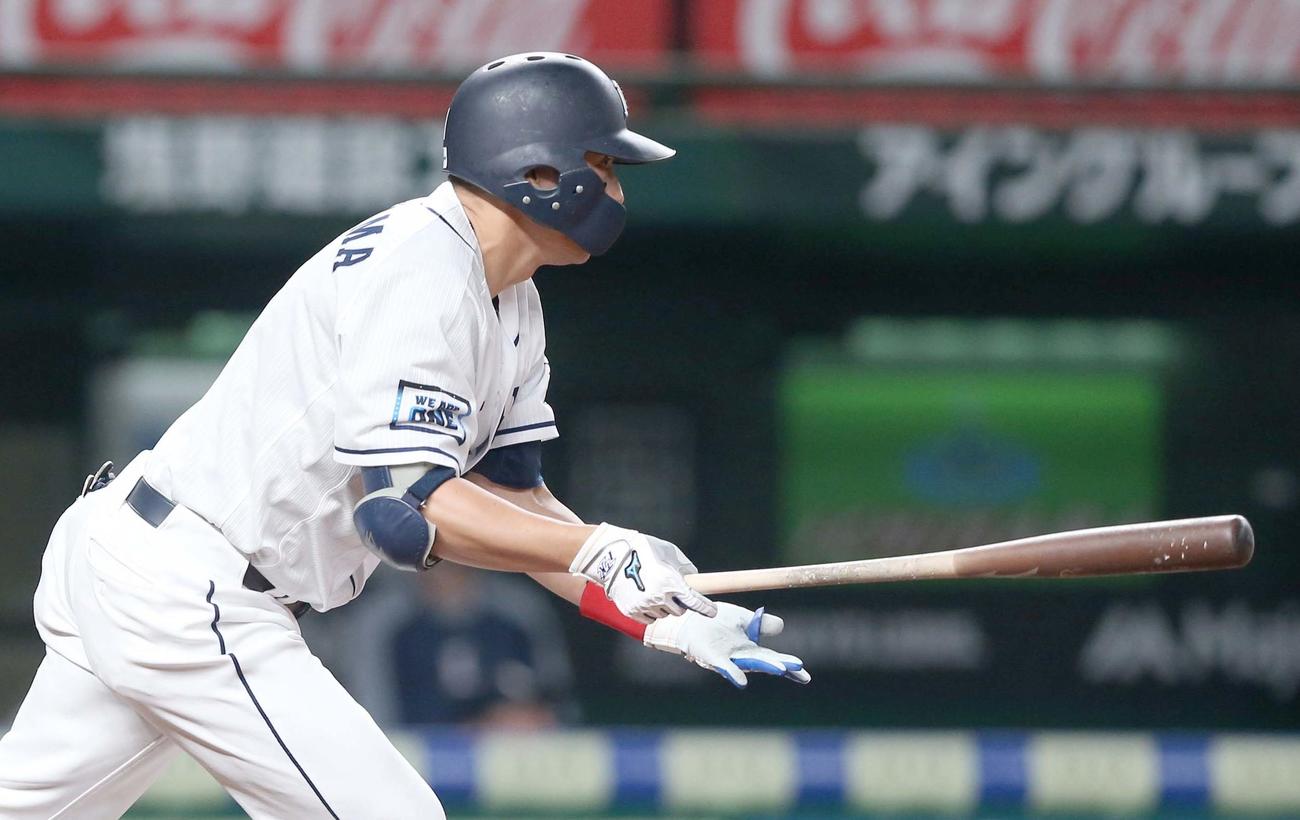 西武対日本ハム　3回裏西武無死満塁、中前適時打を放つ栗山（撮影・黒川智章）