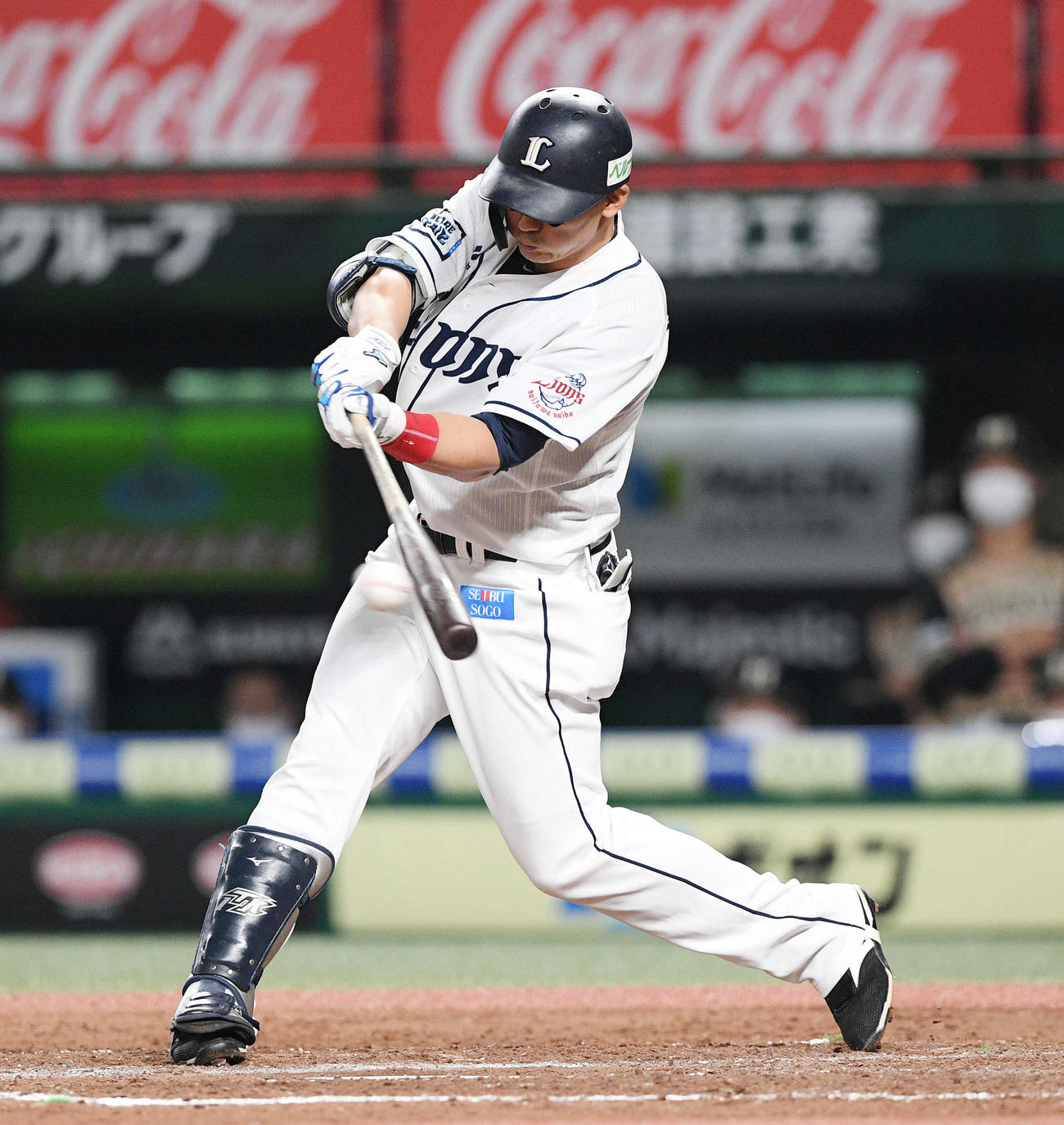 西武対日本ハム　3回裏西武無死満塁、栗山は中前適時打を放つ（撮影・滝沢徹郎）