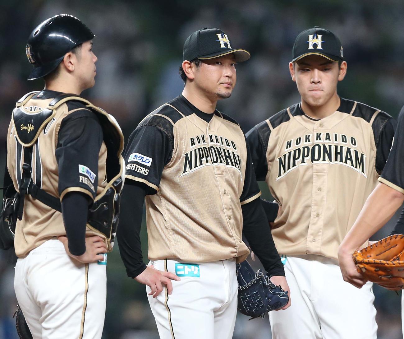 西武対日本ハム　3回途中降板する池田（中央）（撮影・黒川智章）