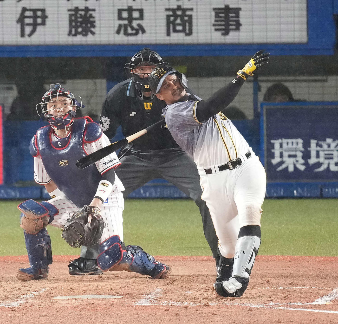 ヤクルト対阪神　9回表阪神1死一、二塁、左中間に3点本塁打を放つマルテ。投手マクガフ（撮影・鈴木みどり）
