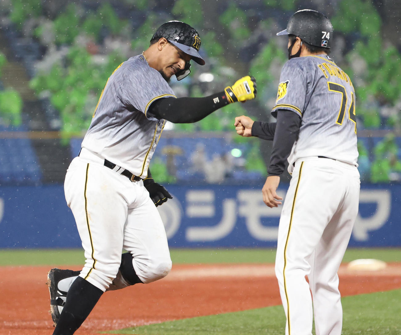 2021年9月14日　ヤクルト対阪神　9回表阪神1死一、二塁、左越え同点3点本塁打を放つジェフリー・マルテ（撮影・清水貴仁）