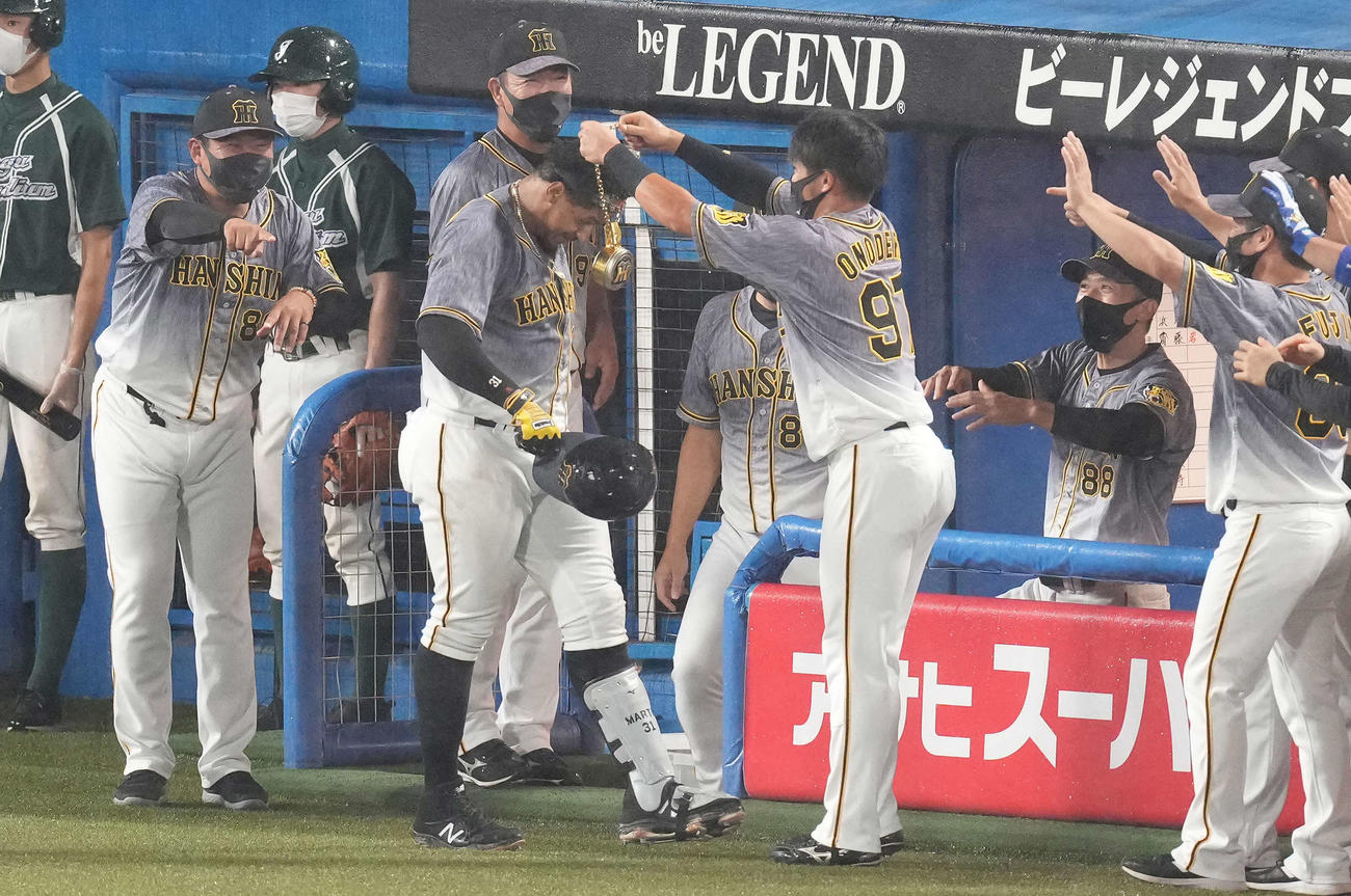 ヤクルト対阪神　9回表阪神1死一、二塁、左中間に3点本塁打を放ったマルテ（中央左）は金メダルを受け取る。右奥は笑顔の矢野監督（撮影・鈴木みどり）