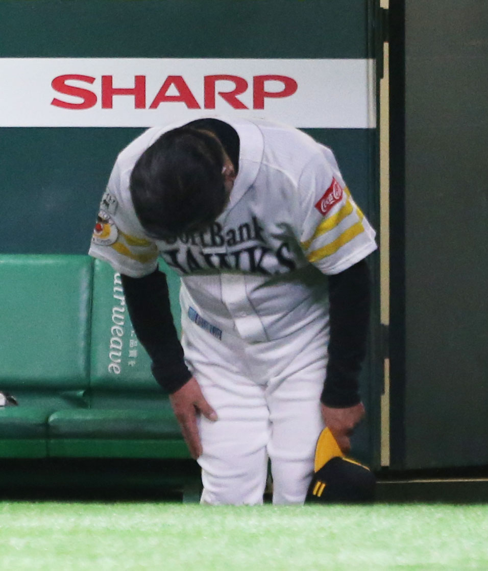 ソフトバンク対ロッテ　一礼して引き揚げる工藤監督（撮影・屋方直哉）