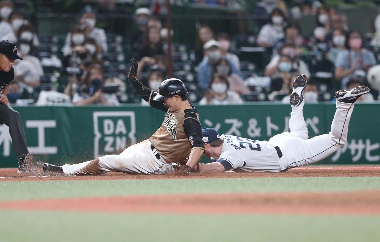西武対日本ハム　3回表日本ハム無死二塁、野村の中飛でタッチアップした西川を三塁で補殺する岸。三塁手スパンジェンバーグ（撮影・黒川智章）