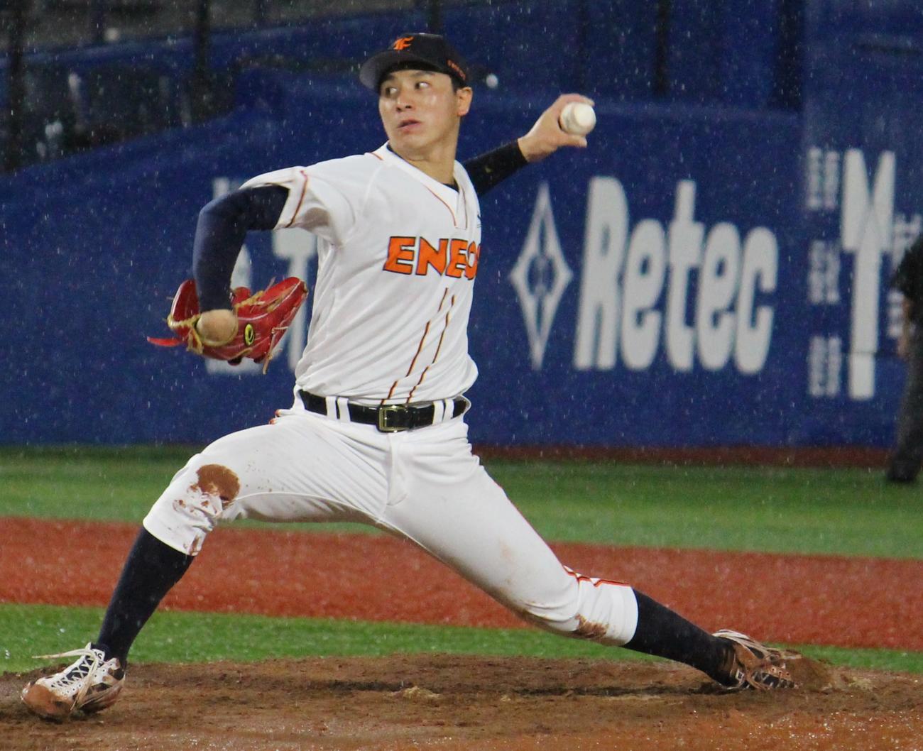 ENEOS対東芝　2回途中から8回までロングリリーフしたENEOS・加藤（撮影・古川真弥）