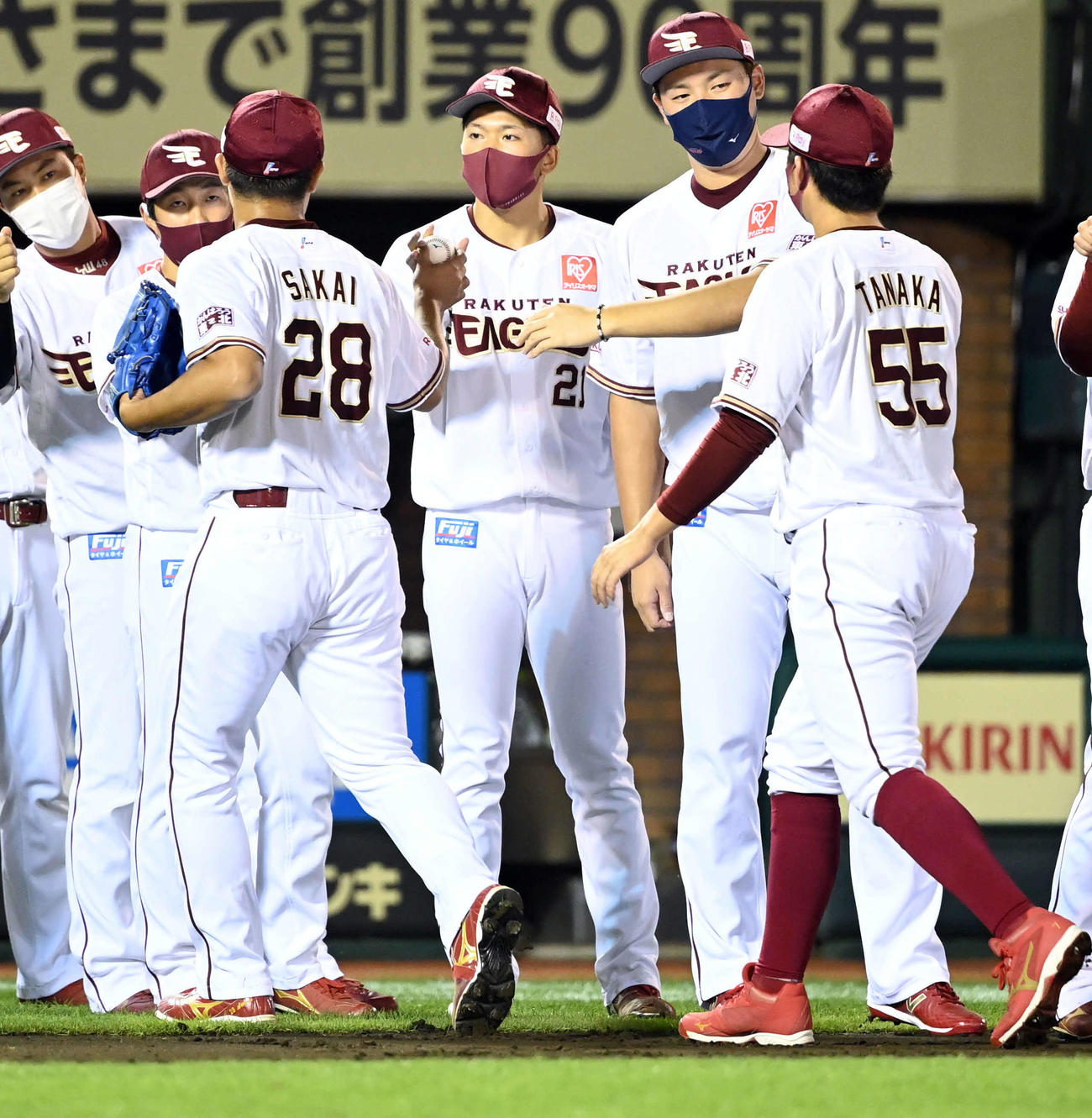 楽天対オリックス　今季8勝目を飾った楽天早川は、酒居からウイニングボールを受け取る（撮影・たえ見朱実）